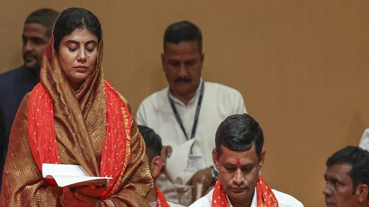 टीम इंडियाचा ऑलराऊंडर रवींद्र जाडेजा मैदानावर नेहमीच उजवी कामगिरी करण्याचा प्रयत्न करतो. पण आता त्याच्या पत्नीने मोठं मैदान जिंकलय. रिवाबा जडेजा गुजरात सरकारमध्ये मंत्री बनल्या आहेत. (PTI)