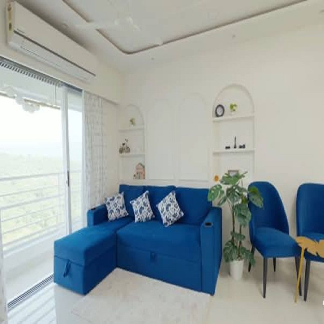  खास अंदाजात अभिनेत्याने घर सजवलं आहे. व्हाईट थीममुळे अभिनेत्याचं घर अधिक प्रशस्त वाटतं आणि निळ्या फर्निचरने त्याला एक वेगळाच उठाव मिळालाय. 