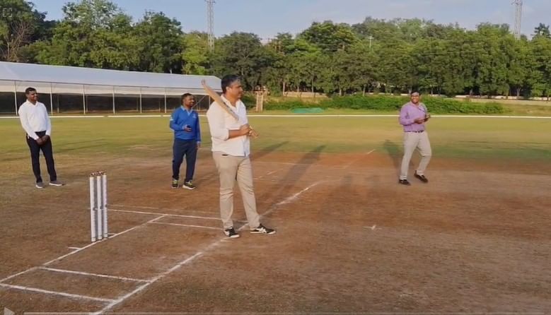 राजकारणात आल्यावर स्पिन असो गुगली असो की कोणताही चेंडू हा खेळावाच लागतो.. वेडा वाकडा आणि गावठी शॉट मारायला नको एवढेच काळजी घ्यावी लागते असे रोहित पवार यावेळी म्हणाले.