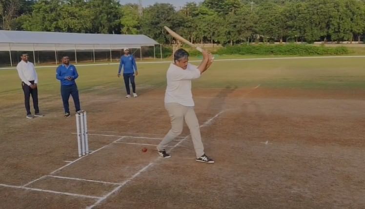 या स्पर्धेच्या उद्घाटनप्रसंगी आमदार रोहित पवार यांनी क्रिकेटच्या मैदानावर जोरदार बॅटिंग करत उपस्थितांचे लक्ष वेधले. हिरव्यागार क्रिकेट मैदानावर आमदार रोहित पवार यांना फलंदाजी करण्याचा मोह आवरला नाही.