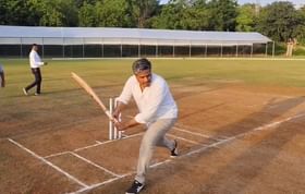 राजकारणानंतर आता किक्रेटच्या मैदानावर आमदार रोहित पवार यांची फटकेबाजी