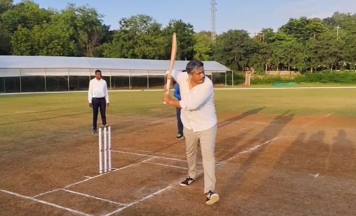 आमदार रोहित पवार यांनी चक्क लेदरच्या बॉलवर कुठलही किट न घालता कसलेल्या खेळाडू प्रमाणे फटकेबाजी करण्याचा आनंद लुटला