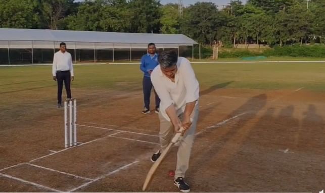 जैन उद्योग समूहाचे उद्योजक अशोक जैन यांच्या गोलंदाजीवर आमदार रोहित पवार यांनी टोलेबाजी करीत चौफेर फटकेबाजी केली आहे.