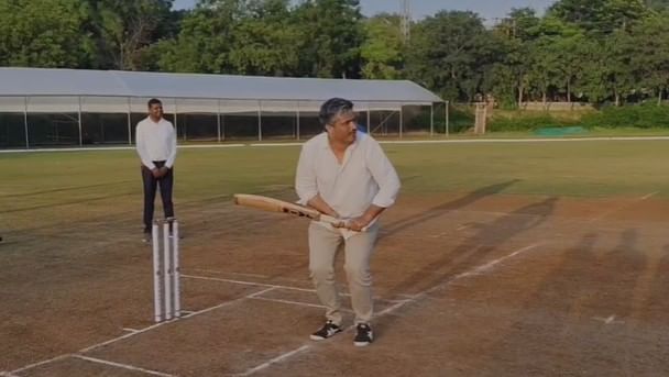  जळगावात क्रिकेटच्या मैदानावर राष्ट्रवादी शरद पवार गटाचे आमदार रोहित पवार यांनी फलंदाजी करत जोरदार फटकेबाजी केली आहे. 