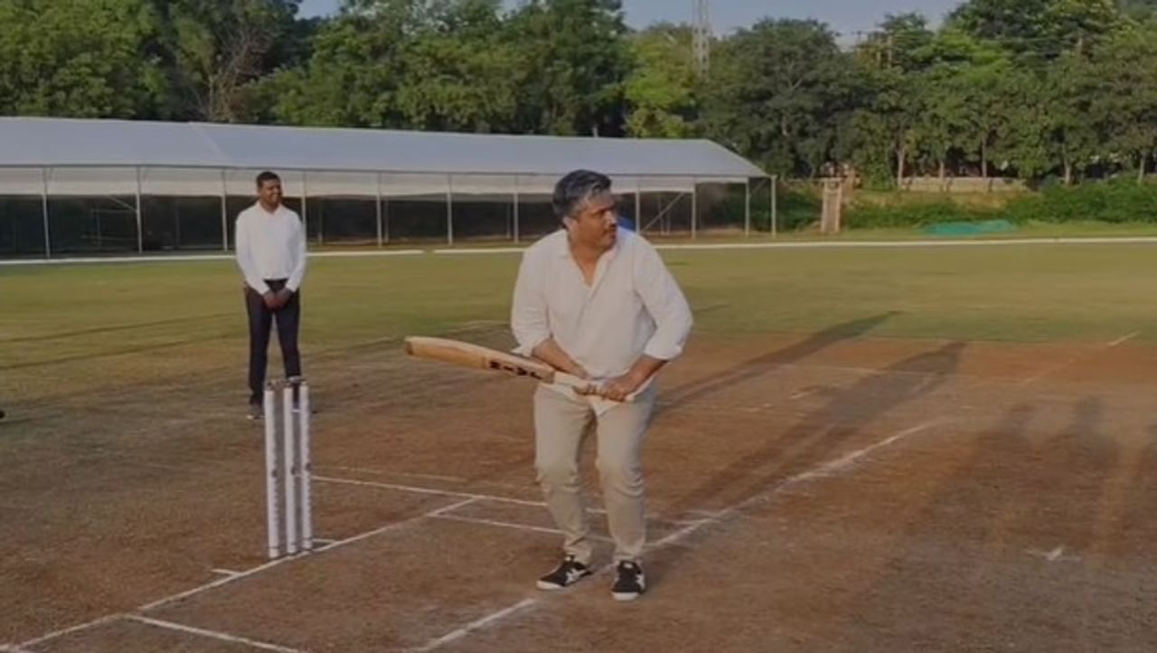 जळगावात क्रिकेटच्या मैदानावर राष्ट्रवादी शरद पवार गटाचे आमदार रोहित पवार यांनी फलंदाजी करत जोरदार फटकेबाजी केली आहे.