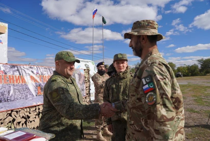 या फोटोमध्ये दोन्ही देशांचे सैनिक हातात शस्त्र घेऊन सज्ज असल्याचे दिसत आहे. रशियन सेनेने हा युद्धाभ्यास झाला असल्याचे सांगितले आहे.