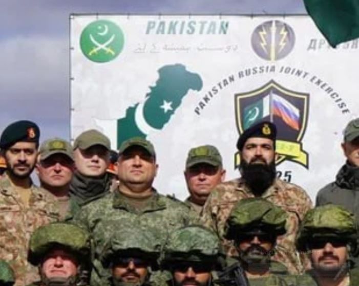 भारत आणि पाकिस्तान यांच्यात टोकाचे शत्रूत्त्व आहे. भारताने पाकिस्तानसोबत सर्व प्रकारचा व्यापार बंद केलेला आहे. रशिया हा भारताचा विश्वासू मित्र मानला जातो. मात्र असे असताना रशियाने पाकिस्तानसोबत संयुक्त युद्धाभ्यास केल्यामुळे आश्चर्य व्यक्त केले जात आहे.