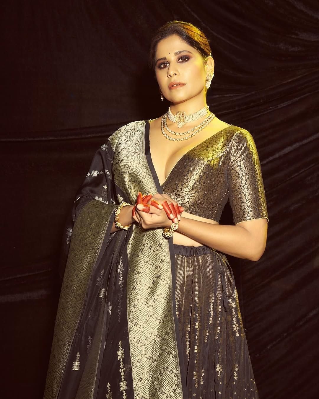 सई ताम्हणकर कायम सोशल मीडियावर सक्रिय असते. सोशल मीडियावर तिच्या चाहत्यांची संख्या देखील फार मोठी आहे. चाहत्यांच्या संपर्कात राहण्यासाठी अभिनेत्री कायम स्वतःचे फोटो आणि व्हिडीओ सोशल मीडियावर पोस्ट करत असते. 