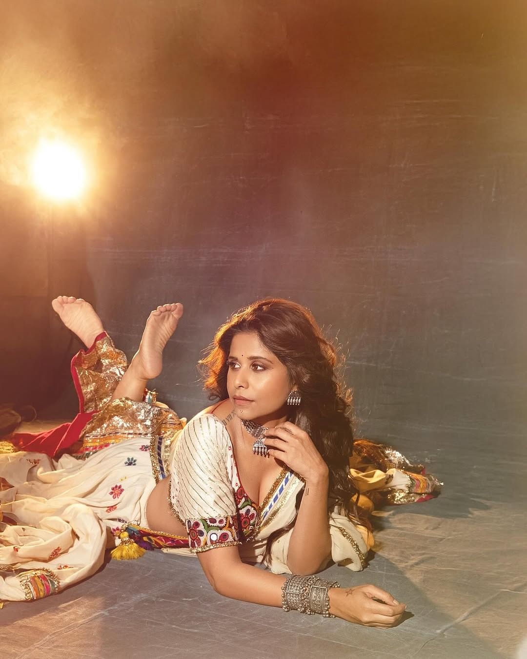 अभिनेत्री सई ताम्हणकर  कायम तिच्या बोल्ड आणि  क्लासी लूकमुळे चर्चेत असते. दिवाळीसाठी अभिनेत्रीने बोल्ड फोटोशूट केलं आहे. अभिनेत्री हटके लूकमध्ये चाहत्यांना फॅशन गोल्स देत असते... 