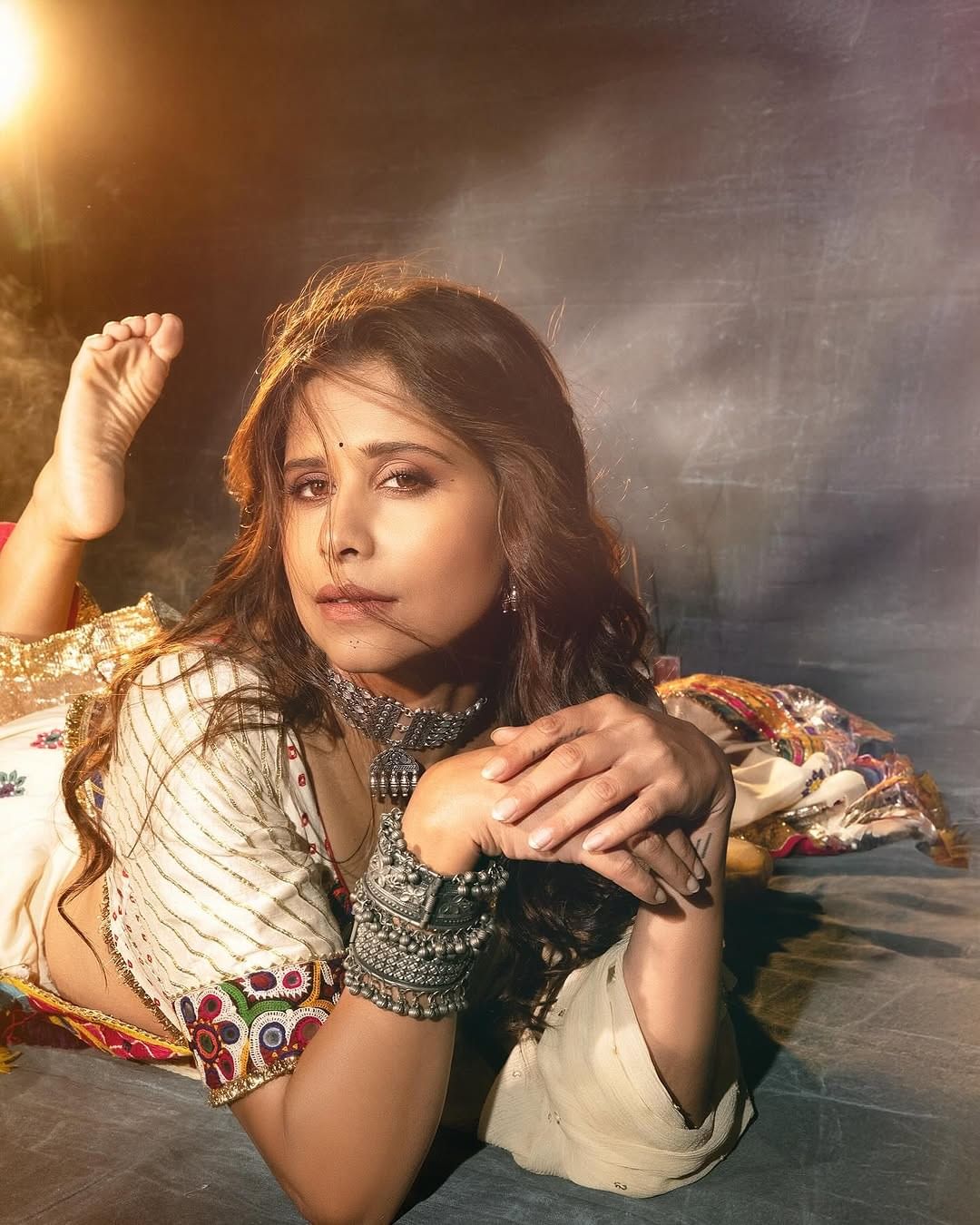 फोटो पोस्ट करत अभिनेत्रीने कॅप्शनमध्ये 'फेस्टिव्हिटीज' असं कॅप्शन दिलं आहे, अभिनेत्रीने कायम सोशल मीडियावर फोटो पोस्ट करत चाहत्यांना फॅशन गोल्स देस असते. 