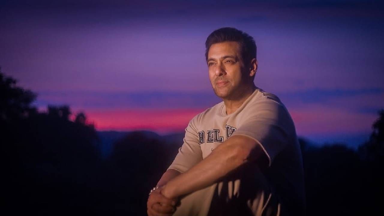 सलमानने त्याच्या 51 व्या वाढदिवशी मुंबईतील गोराईमध्ये एक आलिशान 5BHK बीच हाऊस खरेदी केला होता. यामध्ये जिम, मोठा स्विमिंग पूल, प्रायव्हेट थिएटर आणि बाइक एरिना अशा सर्व सुविधा आहेत. या बीच हाऊसची किंमत जवळपास 100 कोटी रुपये आहे. समुद्रकिनारी असलेल्या या बंगल्यात सलमान अनेकदा प्रायव्हेट पार्ट्यांचं आयोजन करतो.