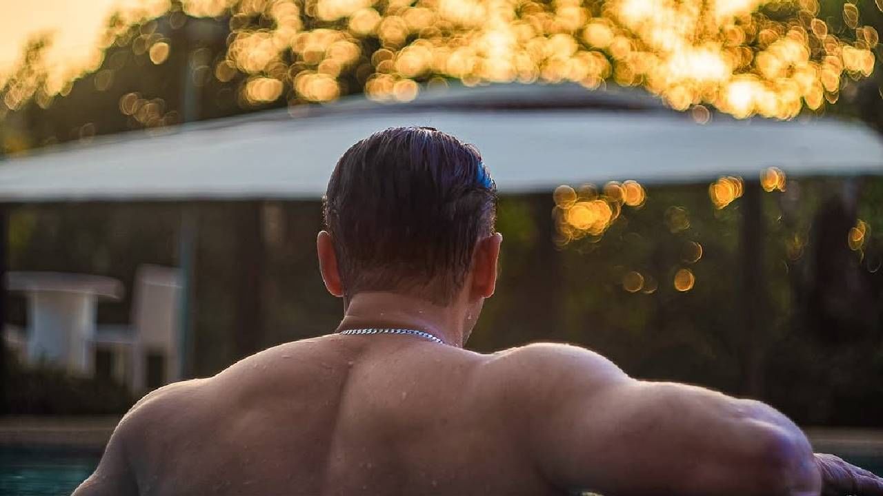 गॅलेक्सी अपार्टमेंटशिवाय सलमानकडे मुंबईत वांद्रे परिसरातच आणखी एक आलिशान ट्रिपलएक्स फ्लॅट आहे. या 4BHK प्रॉपर्टीमध्ये स्विमिंग पूल, एक पार्टी हॉल आणि लिविंग स्पेस आहे. इकोनॉमिक टाइम्सने दिलेल्या वृत्तानुसार, याची किंमत जवळपास 30 कोटी रुपये आहे.