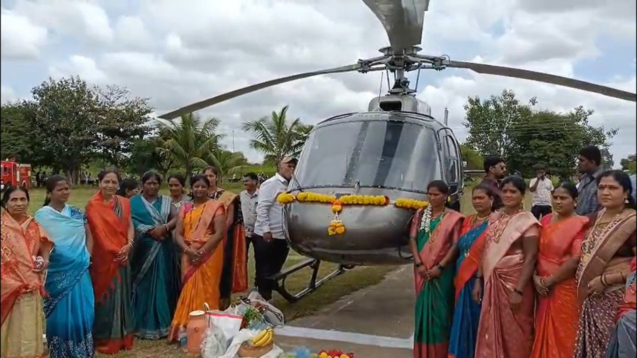 शुभेच्छा देण्यासाठी आणि आटपाडीत अवतरलेले हे हेलिकॉप्टर जवळून पाहण्यासाठी नागरिकांनी मोठी गर्दी केली होती. पूर्वी झुक झुक गाडीने मामाच्या गावी जाऊया अशी गाणी गाणाऱ्या पिढीसाठी मामाच्या गावी जाण्याच्या पद्धतीतील हा बदल कौतुकास्पद आणि आश्चर्यकारक ठरला आहे.