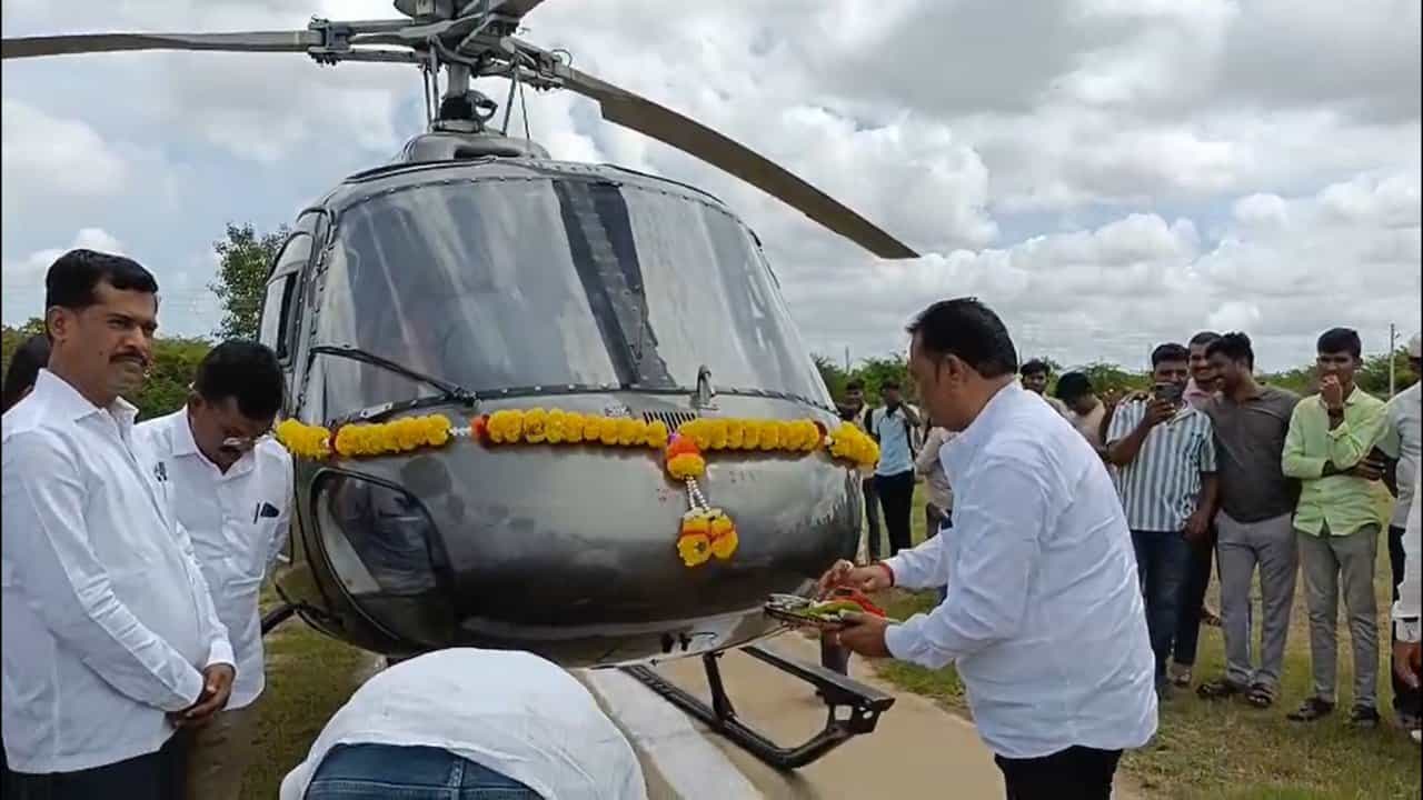 सांगली जिल्ह्यातील आटपाडी तालुक्यात शनिवारी एक अत्यंत आगळावेगळा आणि रोमांचक प्रसंग अनुभवायला मिळाला. आटपाडीची लेक चक्क हेलिकॉप्टरने माहेरी आली. या घटनेची चर्चा संपूर्ण तालुक्यातच नव्हे तर जिल्हाभर रंगली.