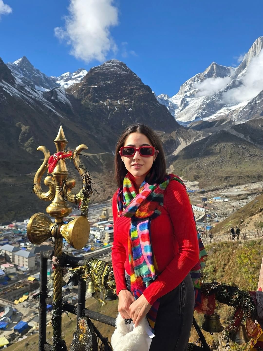 फोटो पोस्ट करत कॅप्शनमध्ये सारा म्हणाली, जगातील एकमेव ठिकाण जे पूर्णपणे परिचित वाटतं आणि तरीही मला प्रत्येक वेळी आश्चर्यचकित करतं.  माझ्याकडे जे काही आहे ते मला दिल्याबद्दल आणि मी जे काही आहे ते बनवल्याबद्दल धन्यवाद... असं म्हणत साराने देवाचे आभार मानले. 