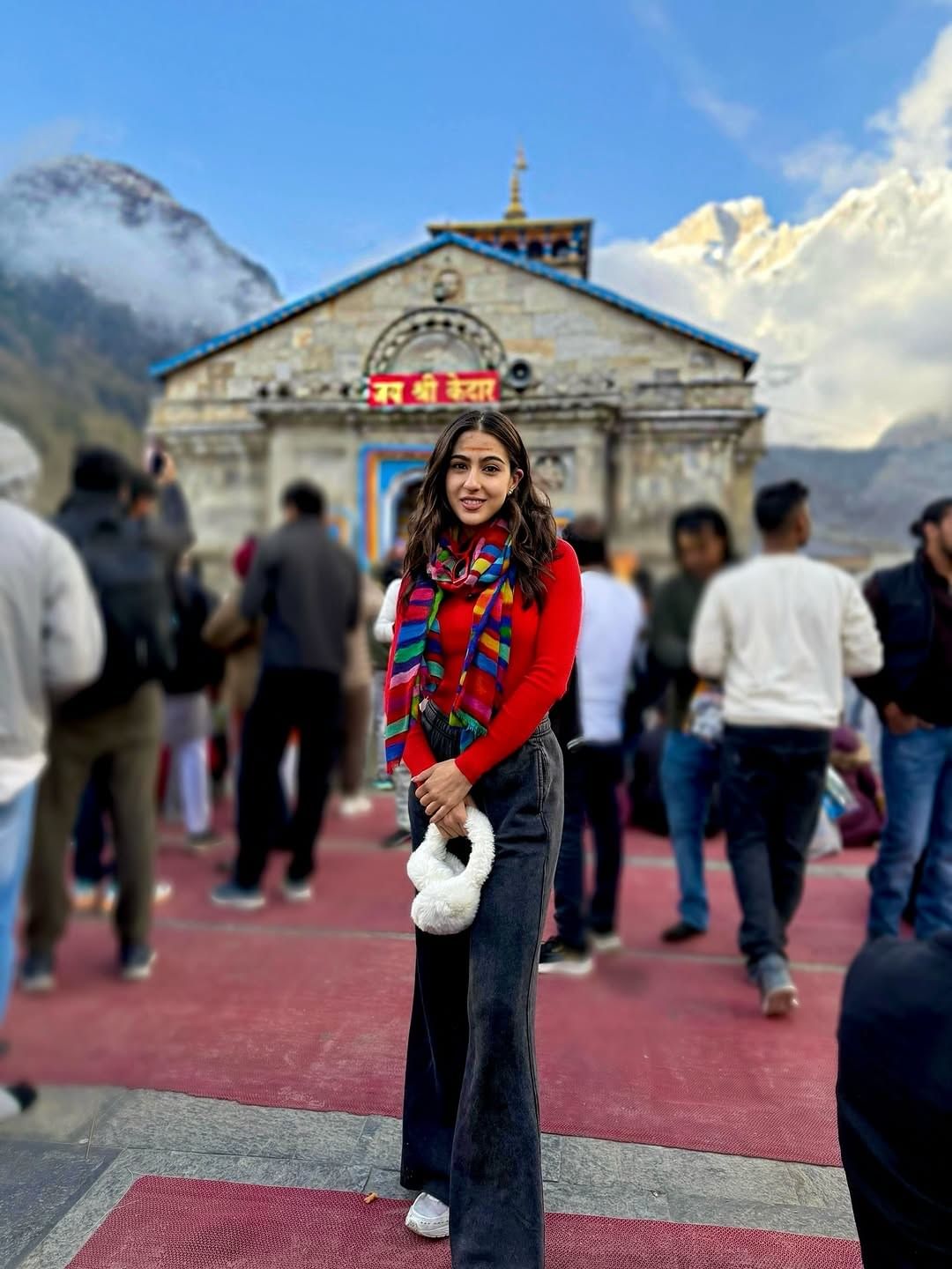 आता देखील सारा केदारनाथ याठिकाणी जाऊन आली. अभिनेत्रीने काही फोटो देखील पोस्ट केले आहे. तिच्या फोटोंवर चाहते लाईक्स आणि कमेंटचा वर्षाव करत आहेत. सोशल मीडियावर देखील अभिनेत्रीचे फोटो व्हायरल होत आहे. 