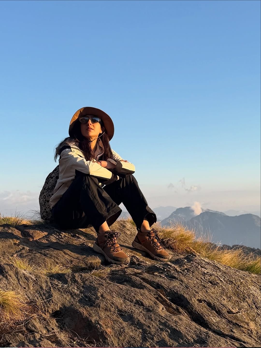 सारा हिच्याबद्दल सांगायचं झालं तर, अभिनेत्री कायम सोशल मीडियावर सक्रिय असते. सोशल मीडियावर चाहत्यांच्या संपर्कात राहण्यासाठी अभिनेत्री कायम स्वतःचे फोटो आणि व्हिडीओ सोशल मीडियावर पोस्ट करत असते. 