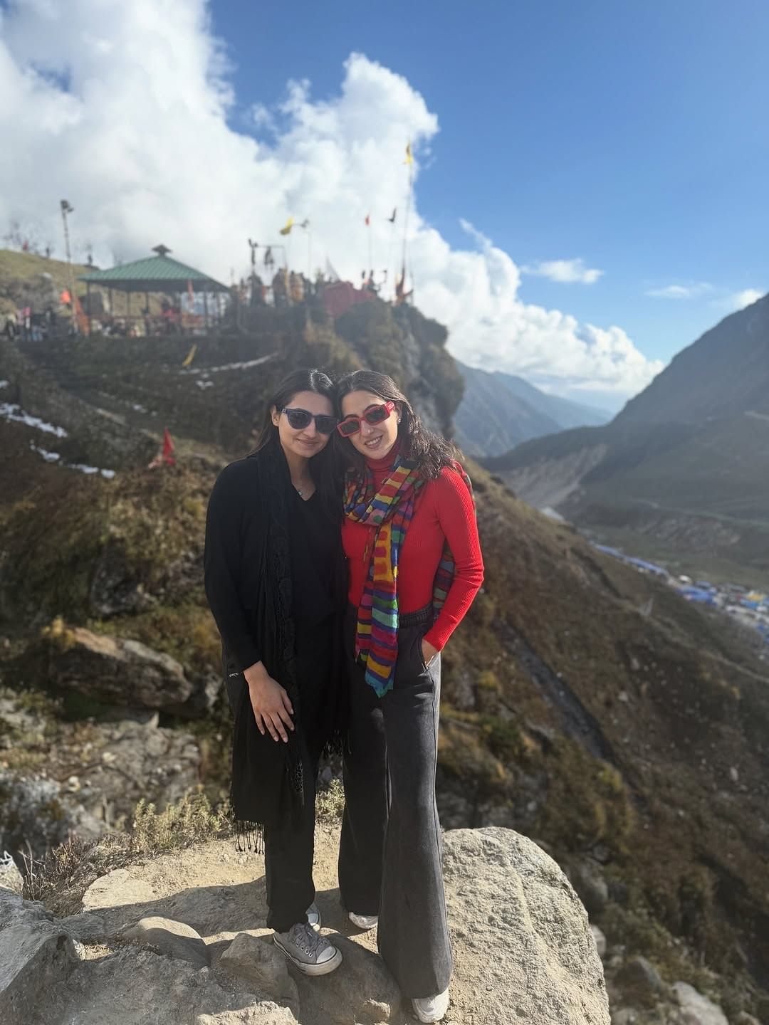 अभिनेत्री सारा अली खान हिने इन्स्टाग्रामवर काही फोटो पोस्ट केले आहे. सारा तिच्या व्यस्त वेळापत्रकातून वेळ  काढत कायम आठ 12 ज्योतिर्लिंगांपैकी एक असलेलं केदारनाथ (Kedarnath) येथे जात असते. 