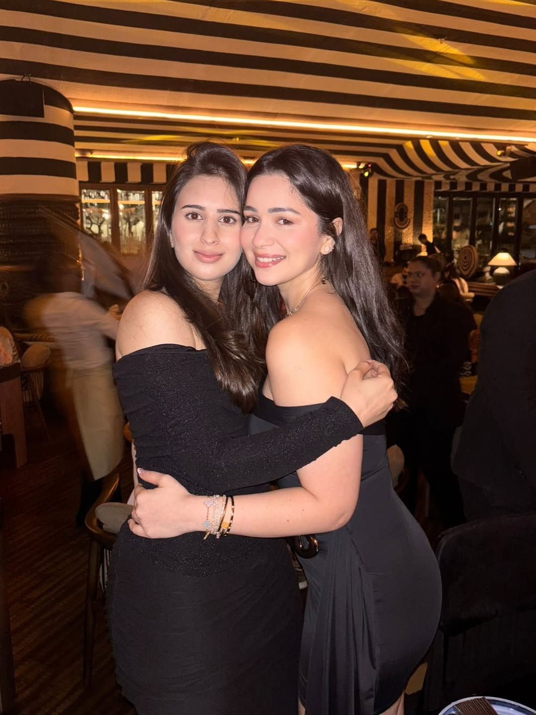 क्रिकेटचा देव म्हणून ओळख असलेल्या सचिन तेंडुलकरची मुलगी सारा तेंडुलकर नेहमीच चर्चेत असते. सोशल मीडियावर तिचे लाखो फॉलोअर्स आहेत.