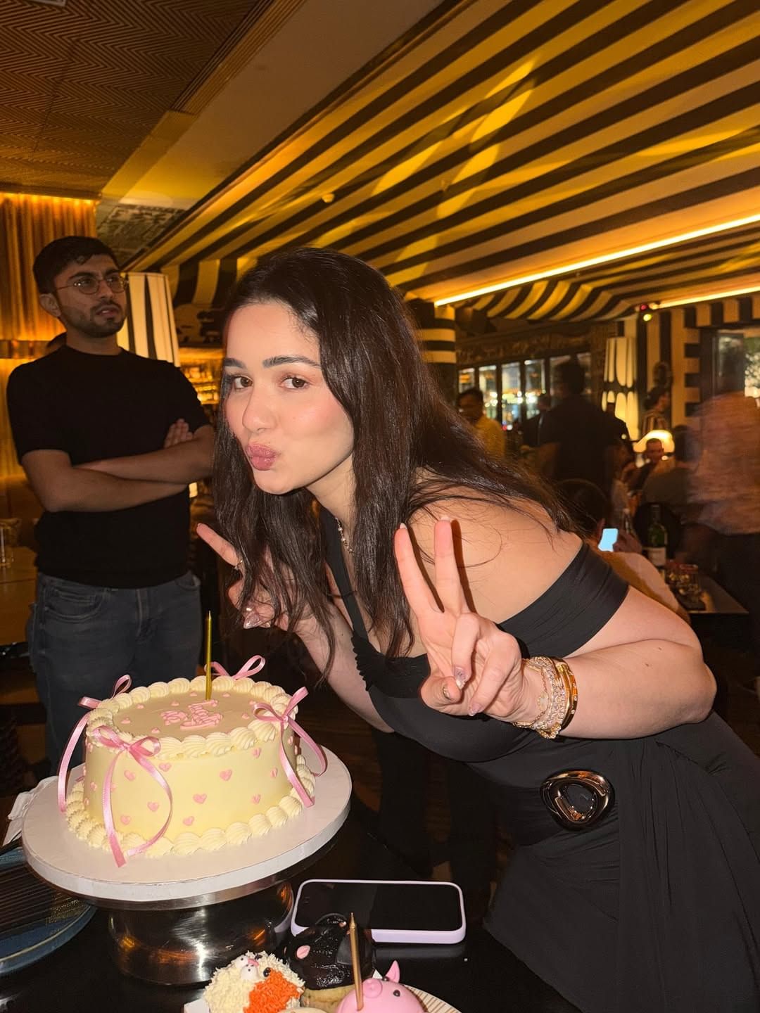 समोर आलेल्या या फोटोंमध्ये सारा तेंडुलकर फारच सुंदर दिसत आहे. तिने काळ्या रंगाचा ड्रेस परिधान केला आहे. खरं म्हणजे 12 ऑक्टोबर रोजीच तिचा बर्थडे होता. मात्र आता तिने या सेलिब्रेशनचे फोटो शेअर केले आहेत.