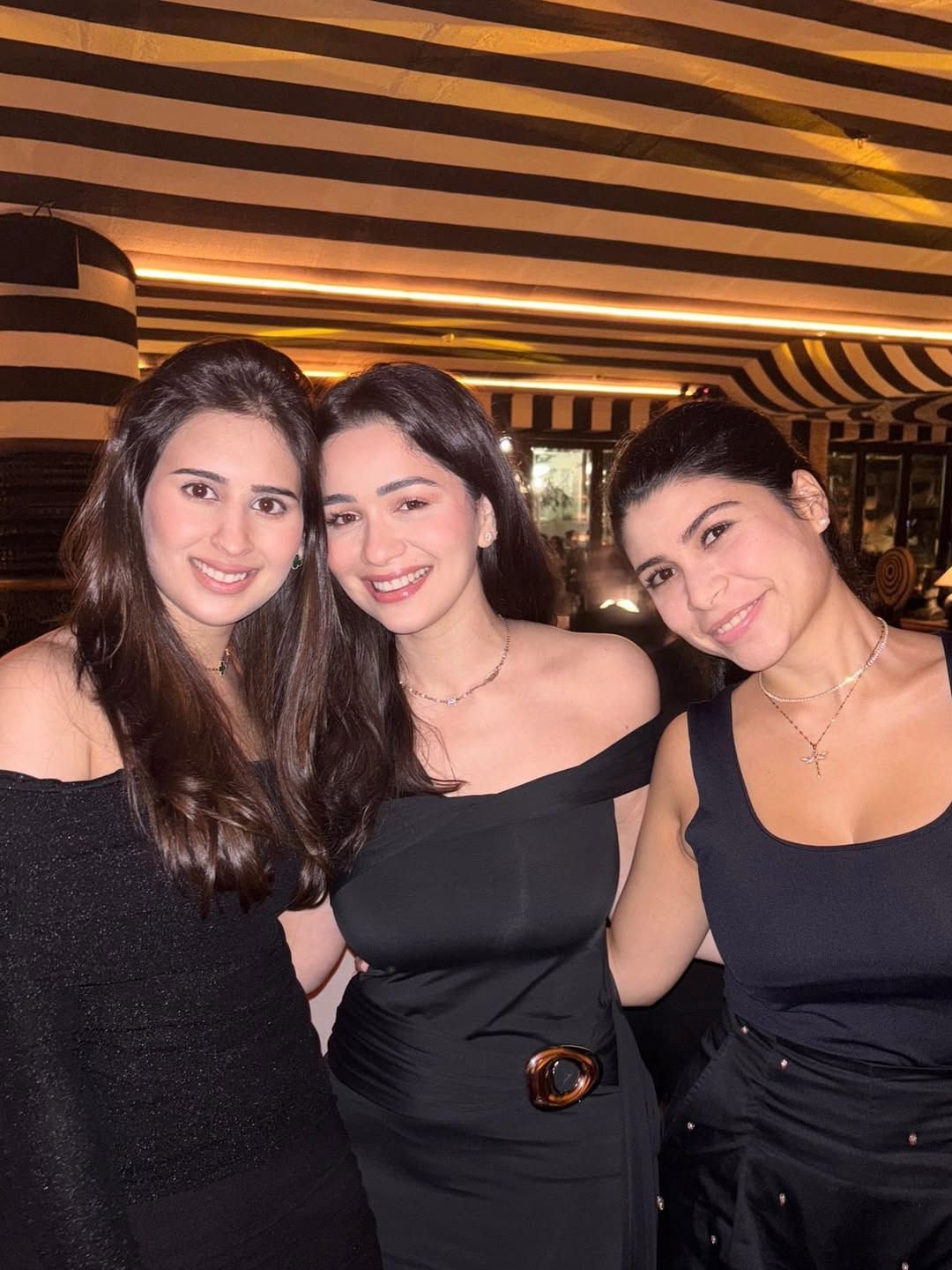 या फोटोमध्ये तिने तिच्या 28 व्या वाढदिवसाच्या केकचा फोटोदेखील पोस्ट केला आहे. या फोटोमध्ये तिच्यासोबत तिची होणारी वहिनी दिसत आहे.