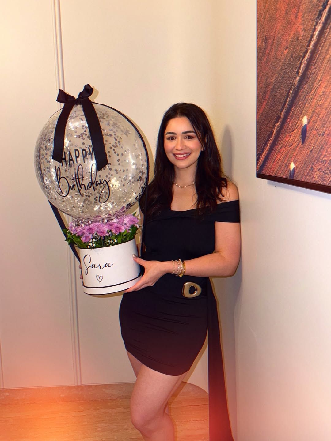 सारा तेंडुलकरचा भाऊ अर्जुन तेंडुलकरचा सानिया चंडोक हिच्याशी साखरपुडा झालेला आहे. सानिया सारा तेंडुलकरची बेस्ट फ्रेंड आहे. त्यामुळेच तिच्या वाढदिवसाच्या सेलिब्रेशनसाठी सानियादेखील उपस्थित होती.