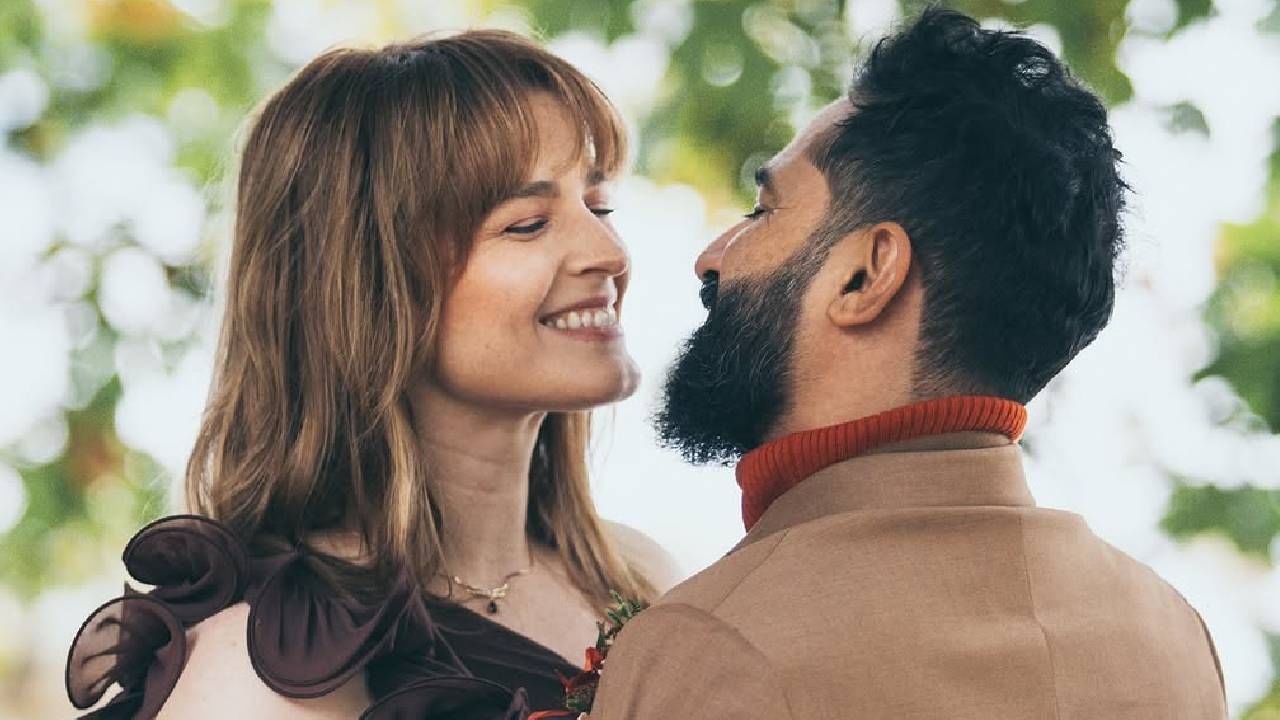 लोकप्रिय स्टँडअप कॉमेडियन, अभिनेता आणि दिग्दर्शक सारंग साठ्येनं 12 वर्षांच्या रिलेशनशिपनंतर गर्लफ्रेंड पॉल मॅकग्लिनशी लग्नगाठ बांधली आहे. 28 सप्टेंबर रोजी या दोघांनी मोजक्या लोकांच्या उपस्थितीत लग्न केलं. त्याचे फोटो सारंगने सोशल मीडियावर पोस्ट केले आहेत. 
