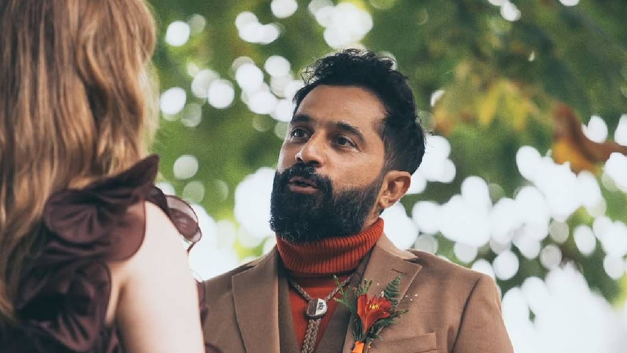 'हो, आम्ही लग्न केलं. तुम्हा सर्वांना माहितंच आहे की लग्न आमच्यासाठी कधीच प्राधान्य नव्हतं. परंतु फक्त एक गोष्ट जी आम्हाला वेगळं ठेवू शकत होती तो म्हणजे कागदाचा तुकडा. मागचं वर्ष खूप कठीण होतं. जग हे संघर्षाचं ठिकाण होतं. द्वेष इतका मजबूत होता की पहिल्यांदाच आम्हाला वेगळं होण्याची भीती वाटत होती', अशा शब्दांत त्याने भावना व्यक्त केल्या आहेत.