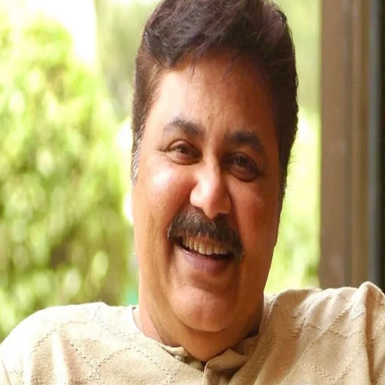 बॉलीवूड अभिनेते सतीश शाह यांचे शनिवारी, 25 ऑक्टोबर रोजी दुपारी 1:30 वाजता मुंबईतील हिंदुजा रुग्णालयात निधन झाले. ते 74 वर्षांचे होते. त्यांच्या अचानक निधनाने सर्वांनाच धक्का बसला आहे. सतीश यांचे हार्ट अटॅकमुळे निधन झाल्याचं म्हटलं जात आहे.