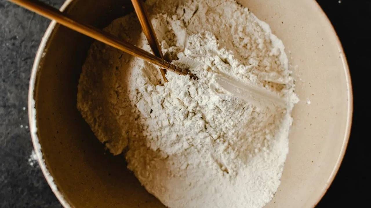 मुळात म्हणजे बेसन आणि सत्तू हे दोन्ही पदार्थ दिसण्यास अगदी सारखे असतात. परंतु त्यांचे पौष्टिक घटक वेगळे आहेत. सत्तू हे वजन कमी करण्यासाठी फायदेशीर ठरते.