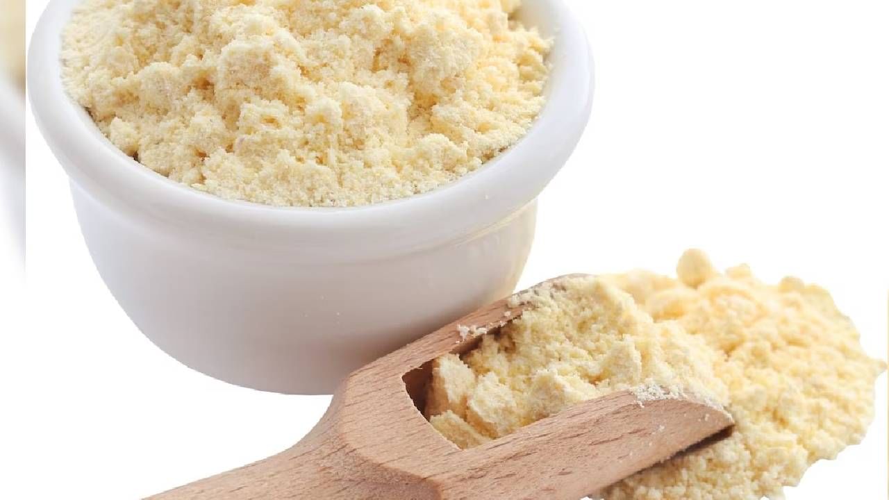 सत्तू भाजलेले आणि भाजलेले चणे बारीक करून बनवले जाते हे स्पष्ट केले. ते हलके आणि सहज पचण्याजोगे असते. त्यात ग्लायसेमिक इंडेक्स कमी असतो आणि ते प्रथिनांचा चांगला स्रोत आहे.