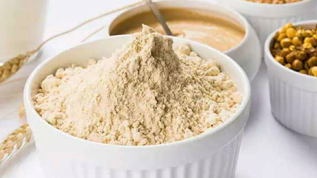 बेसन हा पदार्थ भारतीय स्वयंपाक घरात सर्वाधिक वापरला जातो. बेसनच्या मदतीने अनेक पदार्थ बनवली जातात. मात्र, निरोगी आरोग्यासाठी बेसन खाणे फायदेशीर की सत्तू याबद्दल जाणून घेऊयात.