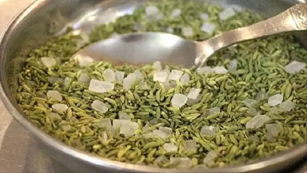 अन्नाची चव वाढवणारा मसाले पदार्थ हिरवी वेलची केवळ तोंडाची दुर्गांधी दूर करत नाही तर, पोटातील एंजाइम देखील सक्रिय करते. जेवल्यानंतर हिरली वेलची तोंडात ठेवणे अत्यंत फायदेशीर आहे. 