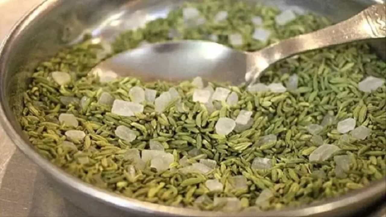 अन्नाची चव वाढवणारा मसाले पदार्थ हिरवी वेलची केवळ तोंडाची दुर्गांधी दूर करत नाही तर, पोटातील एंजाइम देखील सक्रिय करते. जेवल्यानंतर हिरली वेलची तोंडात ठेवणे अत्यंत फायदेशीर आहे.