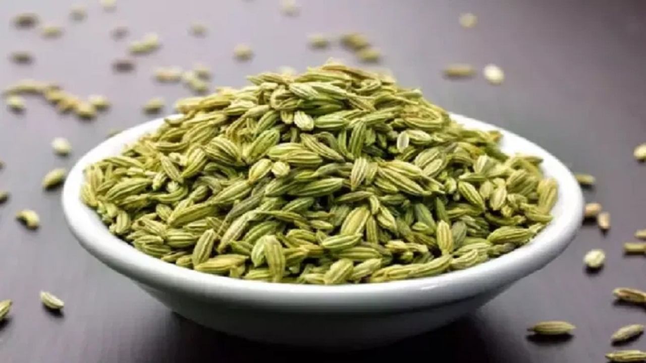 जेवल्यानंतर धणे पाणी पिणे हे पचन सुधारते आणि अ‍ॅसिडिटी कमी करते, तसेच शरीरातील विषारी पदार्थ बाहेर टाकण्यास मदत करते. यात असलेले फायबर आणि अँटीऑक्सिडंट्समुळे पचनक्रिया सुरळीत होते, पोट फुगण्याची समस्या कमी होते आणि शरीराला थंडावा मिळतो.  