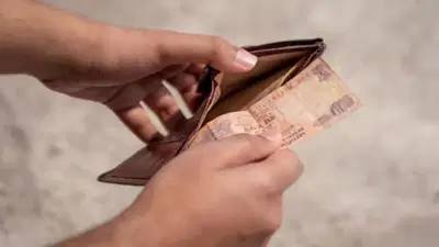 70 हजार पगार असूनही ‘हा’ तरुण कर्जात, ही तुमचीही स्टोरी असू शकते