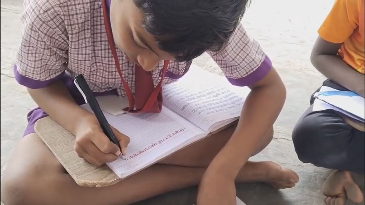 या कलेमुळे विद्यार्थ्यांवर सकारात्मक परिणाम झाला असून, शाळेनंतरही ही मुले मोबाईलपासून दूर राहून घरी रांगोळी काढण्यात आणि कॅलिग्राफीचा सराव करण्यात दंग असतात. या अनोख्या उपक्रमाने विद्यार्थी व पालकही समाधानी असून, पालकांच्या मते या सुंदर हस्ताक्षरामुळे आणि कॅलिग्राफीमुळे त्यांच्या मुलांच्या बुद्धिमत्तेतही वाढ होत आहे.