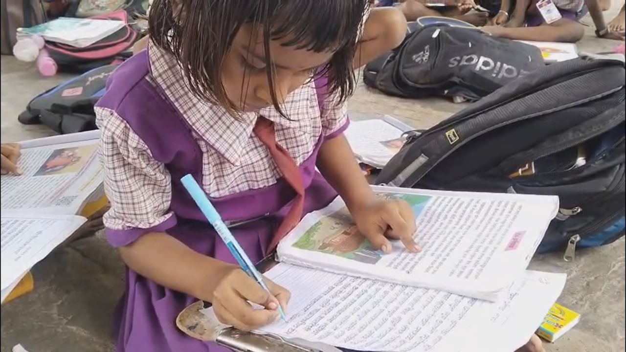 या शाळेतील अगदी इयत्ता पहिलीच्या विद्यार्थ्यांचे हस्ताक्षर इतके सुंदर, मोत्यांसारखे आणि वळणदार आहे की ते पाहणाऱ्यांना कम्प्युटर टायपिंगचा भास होतो.