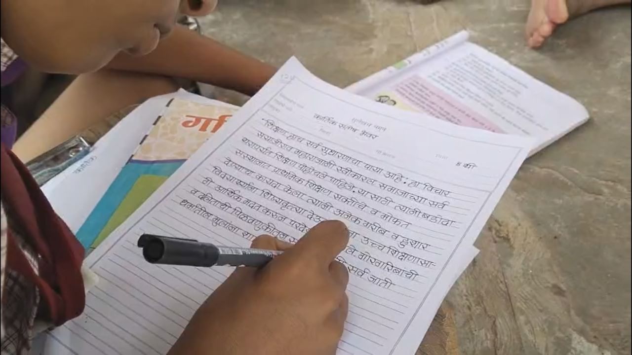 शिक्षक अनिल बेदरे यांच्या मार्गदर्शनाखाली राबवलेल्या एका अनोख्या उपक्रमामुळे या ग्रामीण शाळेची ओळख आता राज्यभर झाली आहे. सोशल मीडियावरही या विद्यार्थ्यांच्या हस्ताक्षराचा व्हिडीओ तुफान व्हायरल झाला आहे.