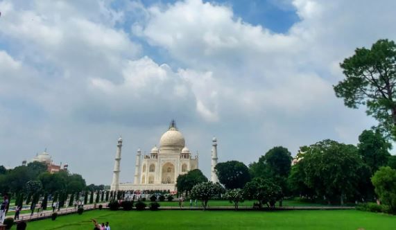 सिंहासन मिळावे यासाठी शाहजहानने 1622 साली उठाव केला होता. मात्र त्यात याला यश आले नाही. पुढे 1627 साली जहांगीरच्या निधनानंतर शाहजहानने आपले सासरे आसफ खान यांच्या मदतीने सिंहासन सांभाळले. 