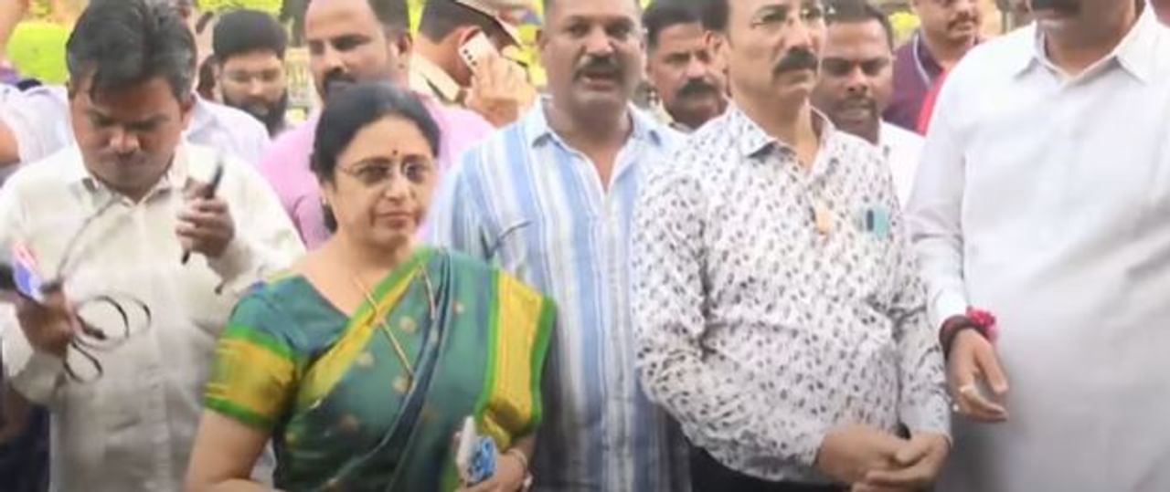 पुण्यातील शनिवारवाड्यात कथितपणे नमाज पठण करण्यात आल्याचा दवा केला जात आहे. हा दावा करताना एक व्हिडीओ शेअर केला जातोय. त्यामुळे आता वेगवेगळ्या प्रतिक्रिया व्यक्त केल्या जात आहेत.