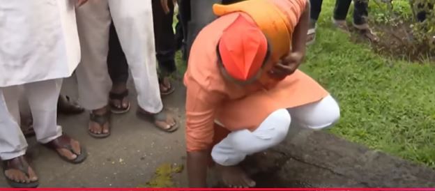 दुसरीकडे नमाज पठणाचा कथित प्रकार समोर आल्यानंतर पुण्यातील पतीत पावन संघटना आक्रमक झाली आहे. या संघटनेच्या पदाधिकाऱ्यांनी एकत्र येत शनिवार वाड्याजवळ गोमुत्र शिंपडले. 