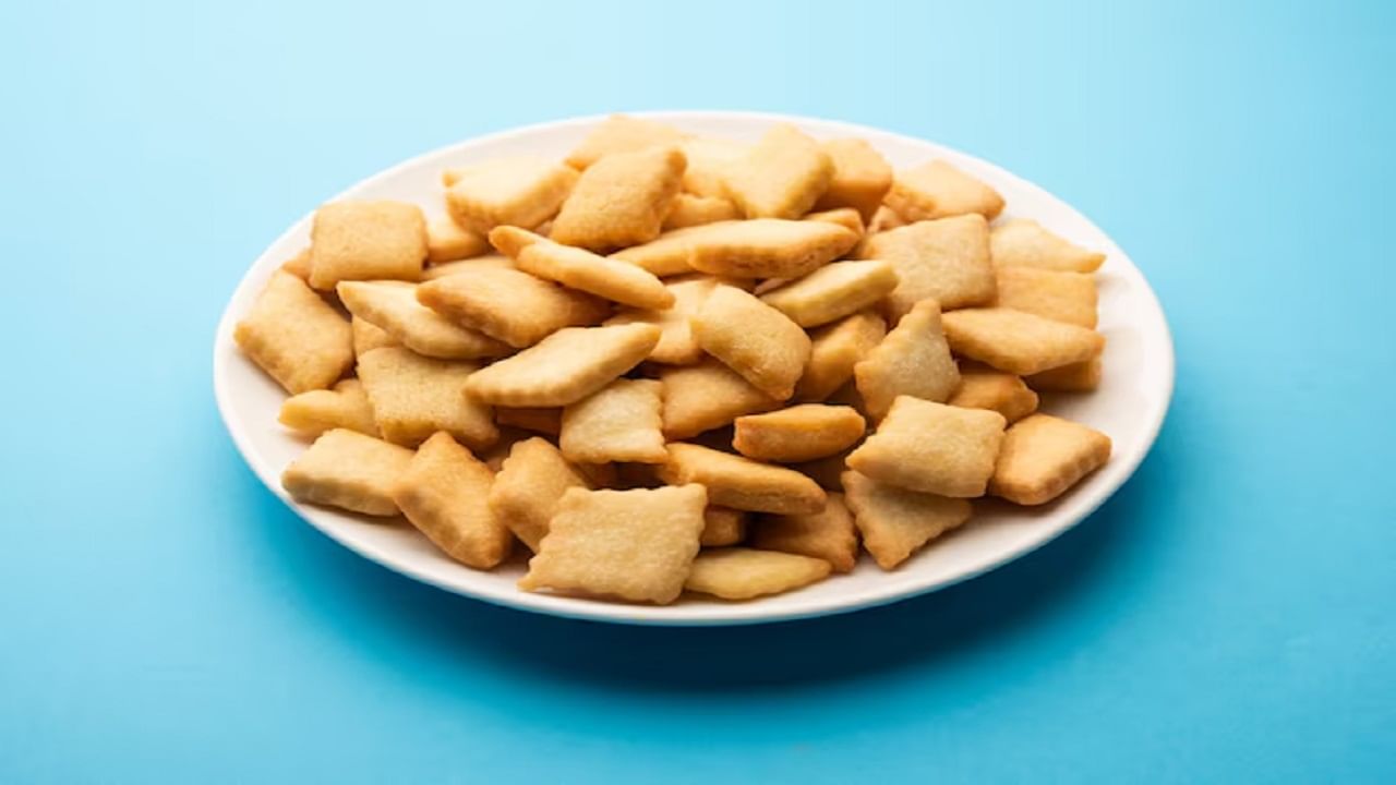 नंतर त्यात साखर-दूध मिश्रण घालून घट्टसर पीठ मळा. त्यामध्ये ड्रायफ्रूट्स देखील घाला. त्यांनतर 20 - 30 मिनिटं झाकून ठेवा. पीठाचे लहान लहान गोळे करून त्याची मध्यम जाडीची पोळी लाटा.