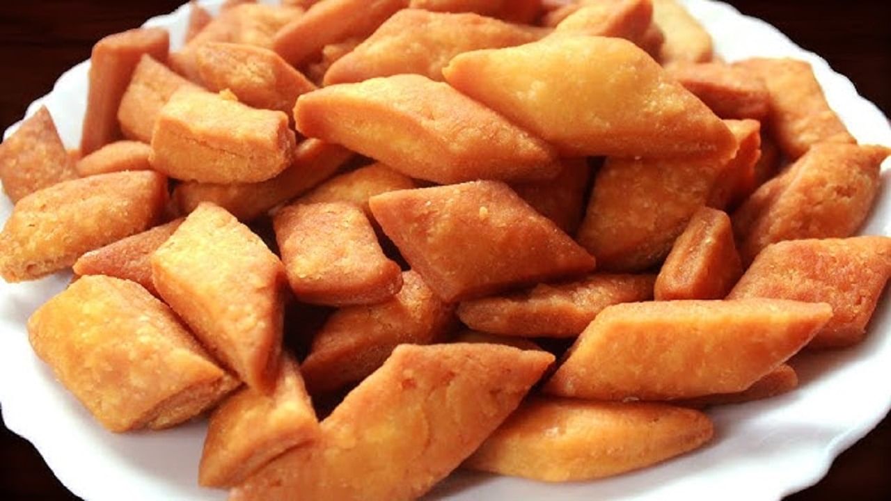 पोळी लाटल्यावर ती सुरीने किंवा शंकरपाळी बनवण्यासाठी येणाऱ्या चमचाने चौकोनी तुकड्यांमध्ये कापा. कढईत तेल गरम करा आणि मध्यम आचेवर शंकरपाळी तळून घ्या. त्या सोनेरीसर झाल्या की काढा.