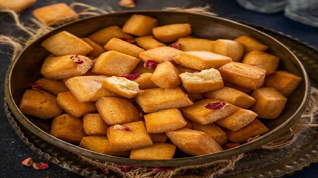 तळलेल्या शंकरपाळ्या थंड होऊ द्या व नंतर एअरटाईट डब्यात भरून ठेवा. अशा प्रकारे तुमची खुसखुशीत गोड शंकरपाळी खाण्यासाठी तयार झाली आहे.