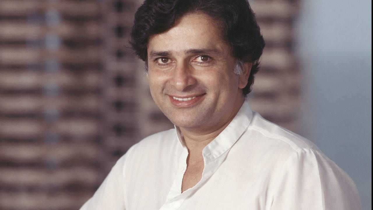 प्रसिद्ध अभिनेते शशी कपूर यांचे शिक्षणही जास्त नव्हते. त्यांनी त्यांचे शालेय शिक्षण मुंबईतील डॉन बॉस्को विद्यापीठातून पूर्ण केलं. .