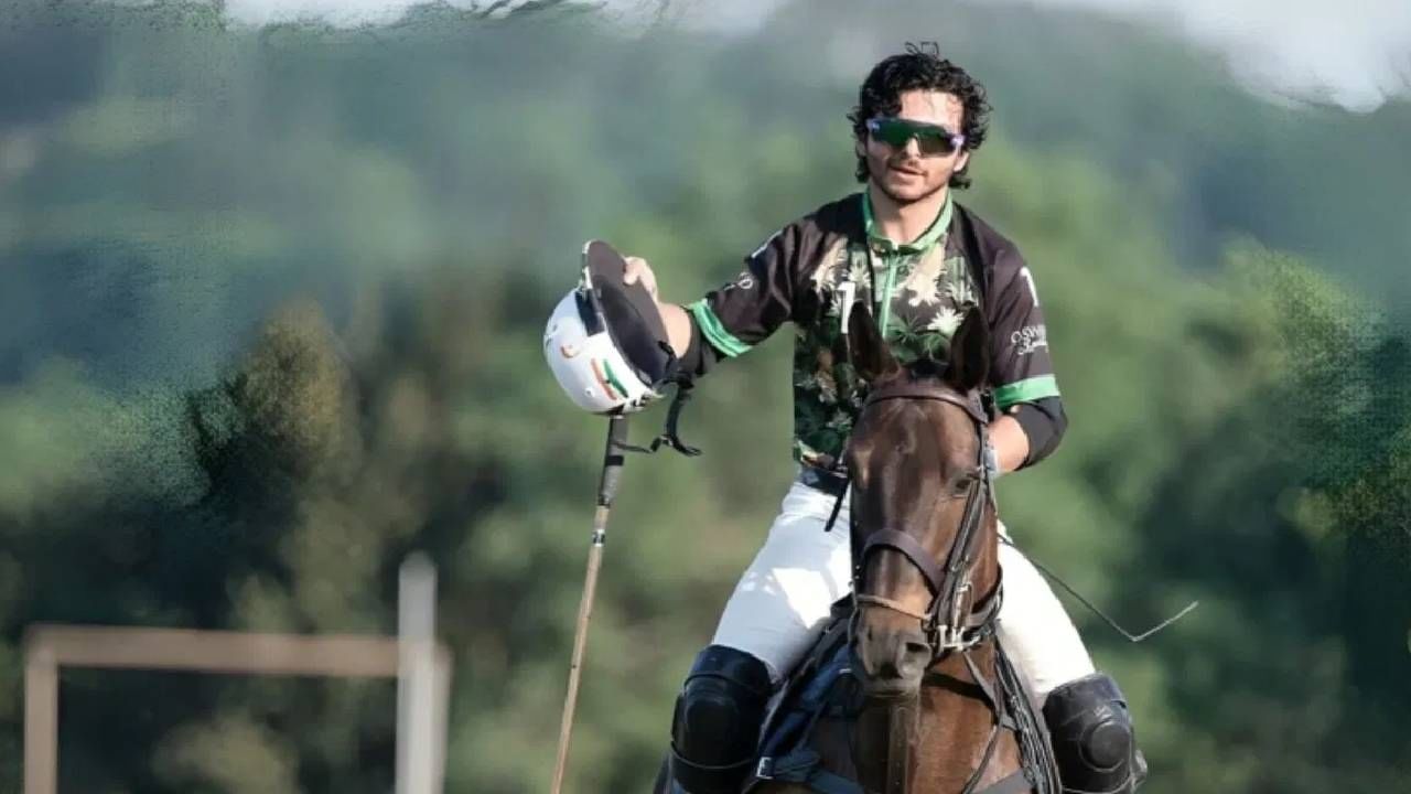 शिखरने लंडनमधल्या रीजेंट युनिव्हर्सिटीमधून ग्लोबल फायनान्शिअल मॅनेजमेंटमध्ये पदवी संपादित केली. तो रॉयल जयपूर पोलो स्क्वॉडचाही भाग होता. 2013 मध्ये त्याने भारताचं प्रतिनिधित्व केलं होतं. 
