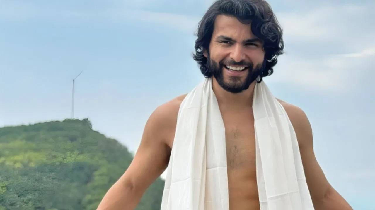 जान्हवीच्या कुटुंबाची पार्श्वभूमी बॉलिवूड इंडस्ट्रीशी संबंधित आहे. तर शिखरच्या कुटुंबाचे राजकीय संबंध आहेत. शिखर हा महाराष्ट्राचे माजी मुख्यमंत्री सुशीलकुमार शिंदे यांचा नातू आहे. तर तो स्वत: एक बिझनेसमन आहे. त्याचसोबत तो पोलोचा खेळाडूसुद्धा आहे. 
