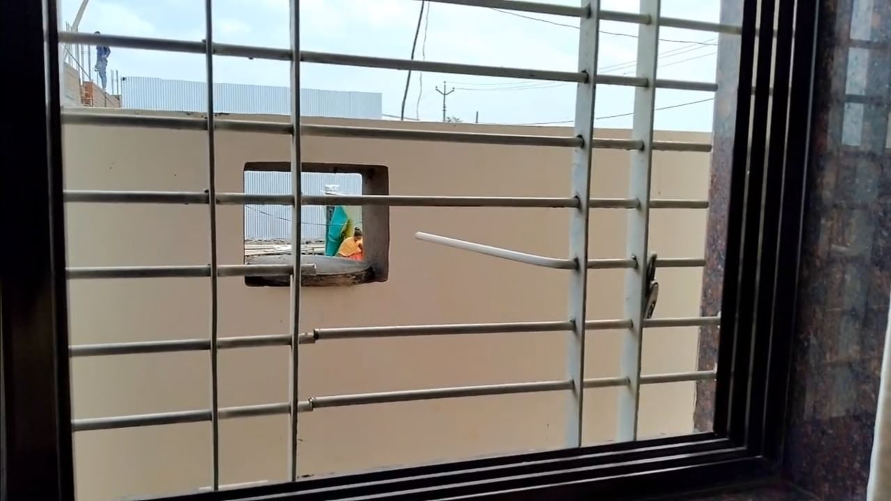 पोलिस गाडीचा सायरन ऐकताच चोर घाबरले. त्यांना आता पकडले जाईल, याची भीती वाटू लागल्याने त्यांनी चोरीचा प्रयत्न सोडून लगेच पळ काढला. जवळपास २० मिनिटे चाललेला हा संघर्ष शिंदे मॅडम यांच्या हिंमत, धैर्य आणि कामगार महिलेच्या सतर्कतेमुळे यशस्वीरीत्या टळला.