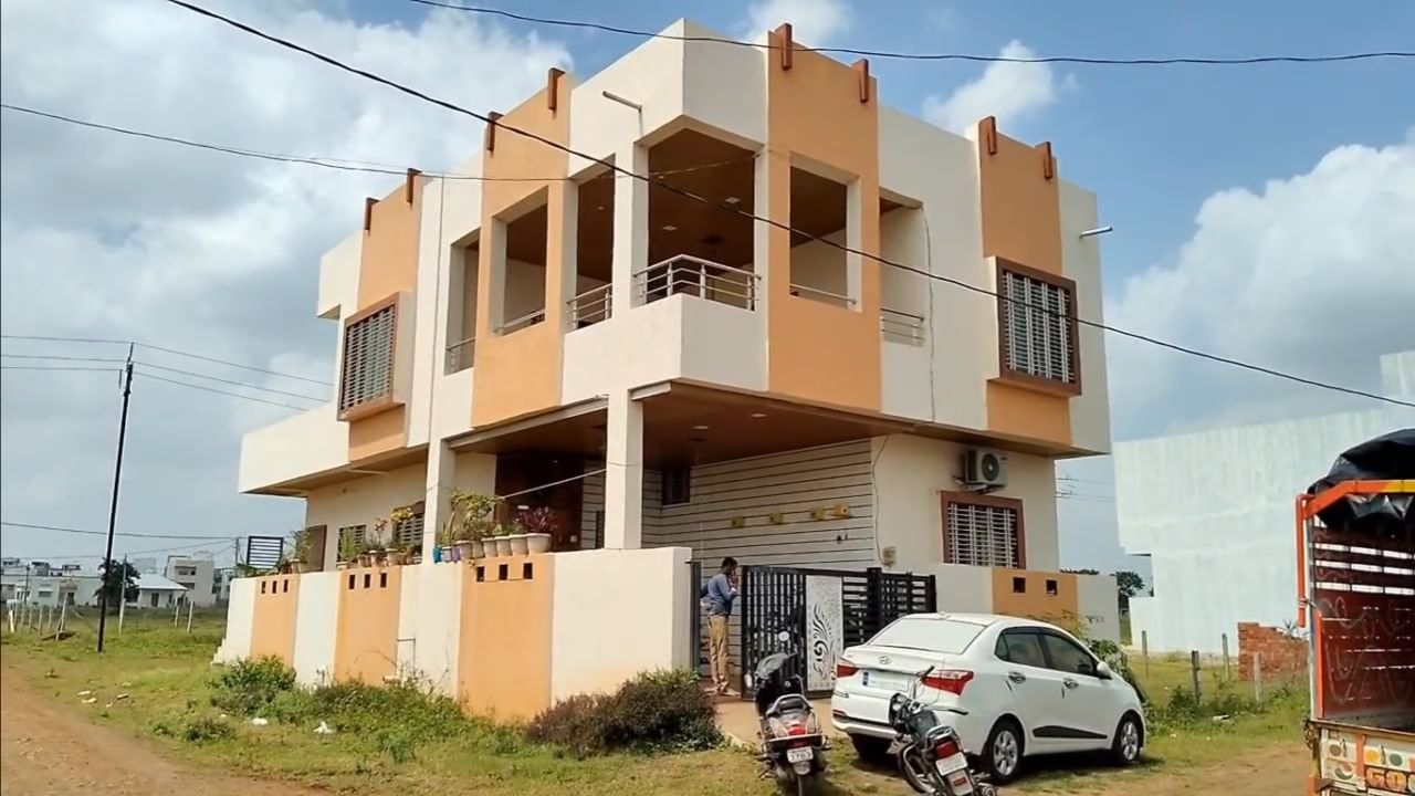 धुळे जिल्ह्यातील साक्री तालुक्यामध्ये पिंपळनेर शहरात एक थरारक घटना घडली. राजमाता हॉकिंग परिसर प्रभात हॉटेलजवळ काल पहाटे सेवानिवृत्त शिक्षिका सुरेखा शिंदे यांच्या घरी दोन हिंदी भाषिक चोरांनी चोरीचा धाडसी प्रयत्न केला. मात्र, शिंदे मॅडम यांच्या हिंमतीमुळे आणि शेजारील कामगार महिलेच्या सतर्कतेमुळे चोरांना रिकाम्या हाताने पळून जावे लागले.